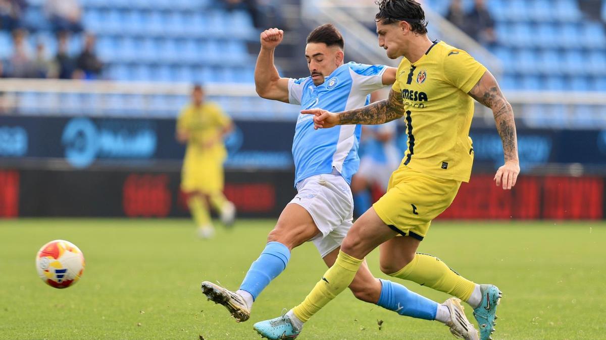 El central argentino Lautaro pelea un balón en el partido empatado contra el Ibiza.