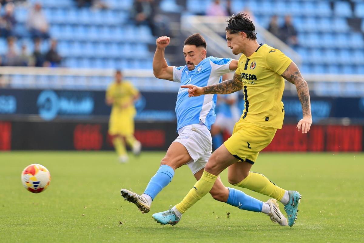 El central argentino Lautaro pelea un balón en el partido empatado contra el Ibiza.