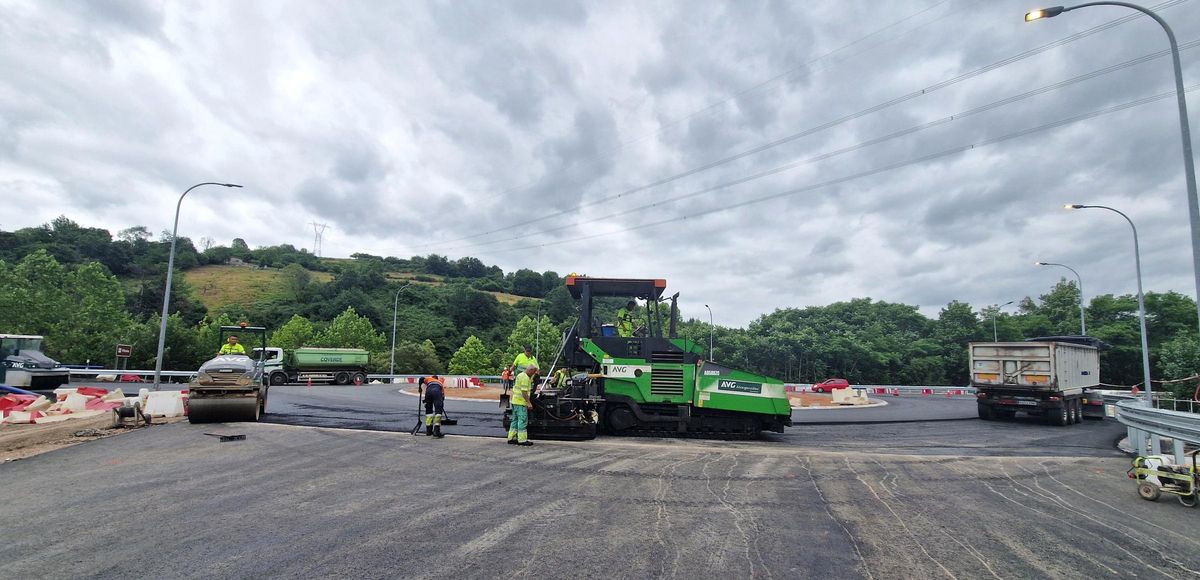 Obras en la nueva glorieta de Arriondas.