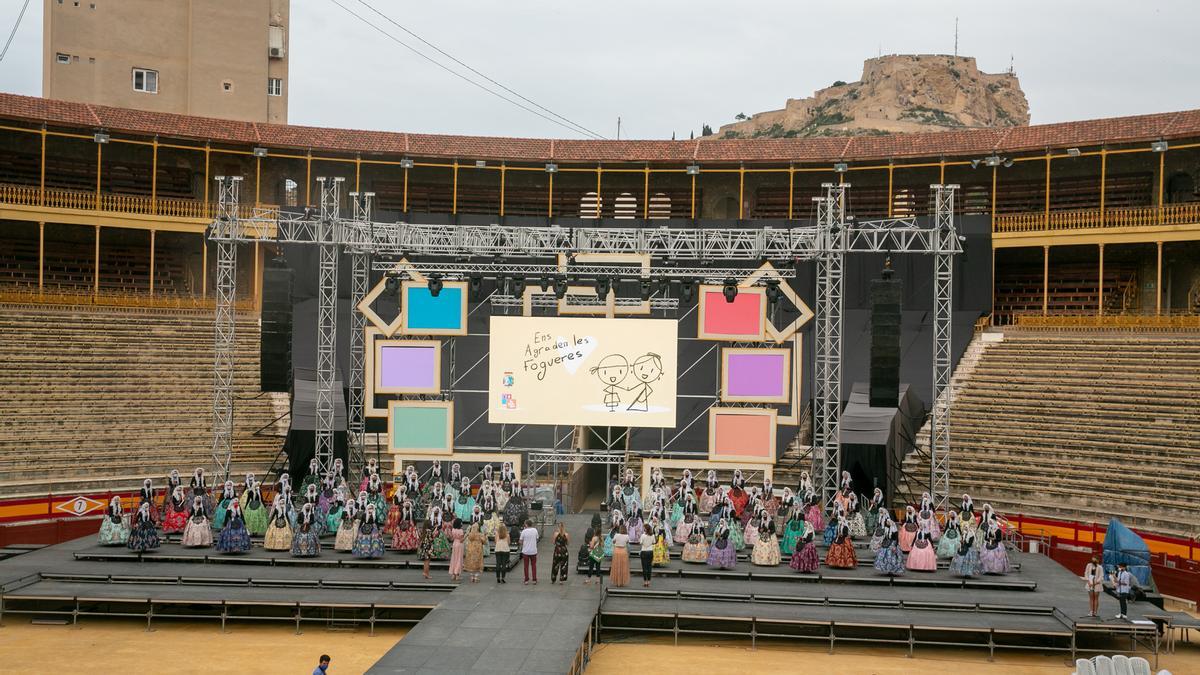 El artista Federico Molinero instala el decorado para el festival de elección de la Bellea del Foc