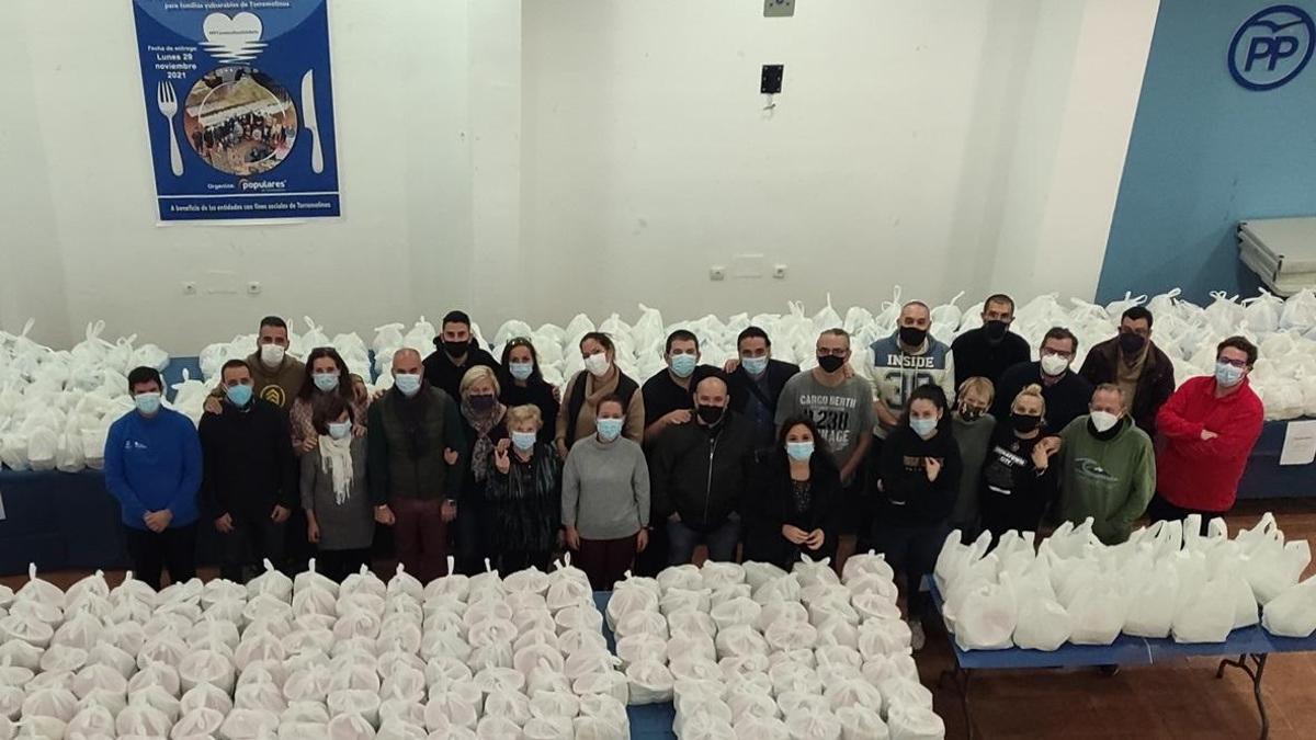 Margarita del Cid con los cocineros y voluntarios que han participado en esta edición solidaria.