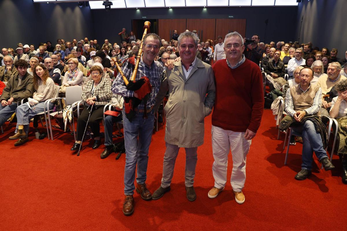 Xuaco Amieva, Juanjo Menéndez y Tete Bonilla, ayer en un Club repleto.