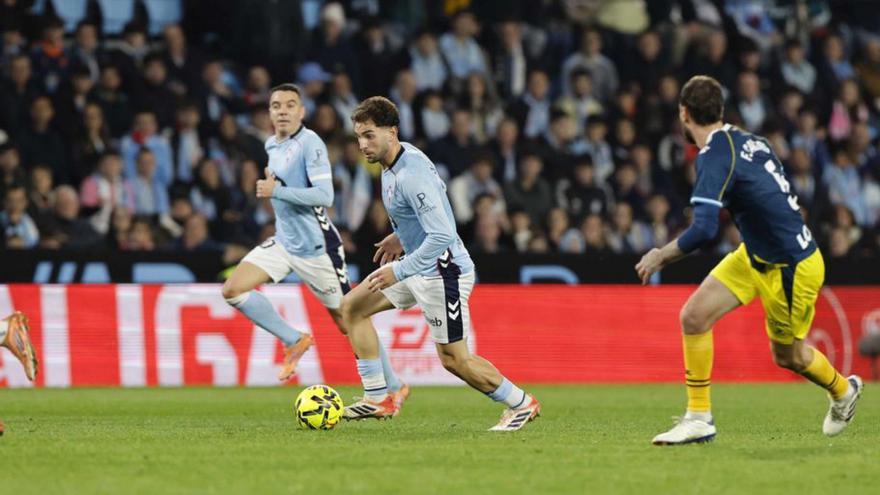 Rueda conduce el balón, junto a Iago Aspas. |  Pablo H. Gamarra