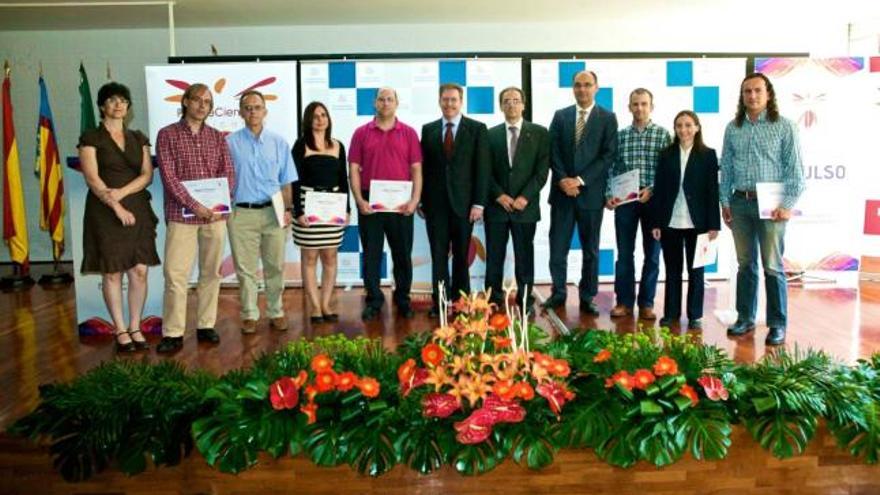Los galardonados en la I edición del Programa Impulso de la Universidad de Alicante posan junto a las autoridades universitarias y del Ministerio de Ciencia e Innovación.