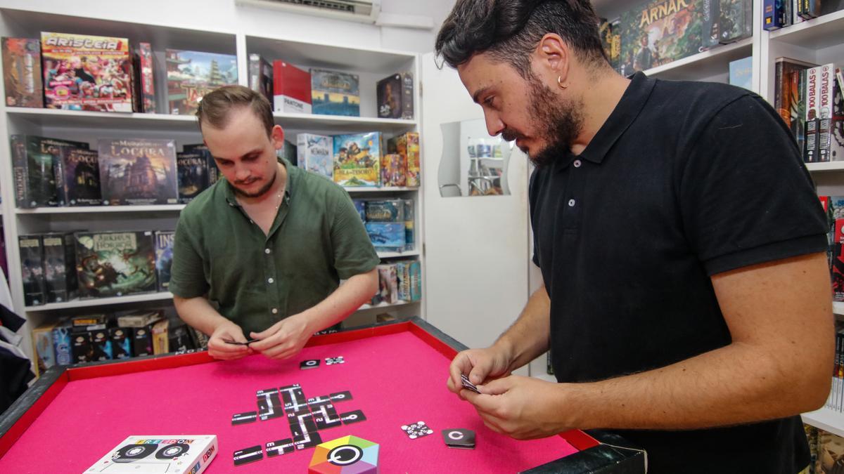 Los jóvenes, creadores de pasatiempos, concentrados durante una partida, con el juego ‘End of Line’.