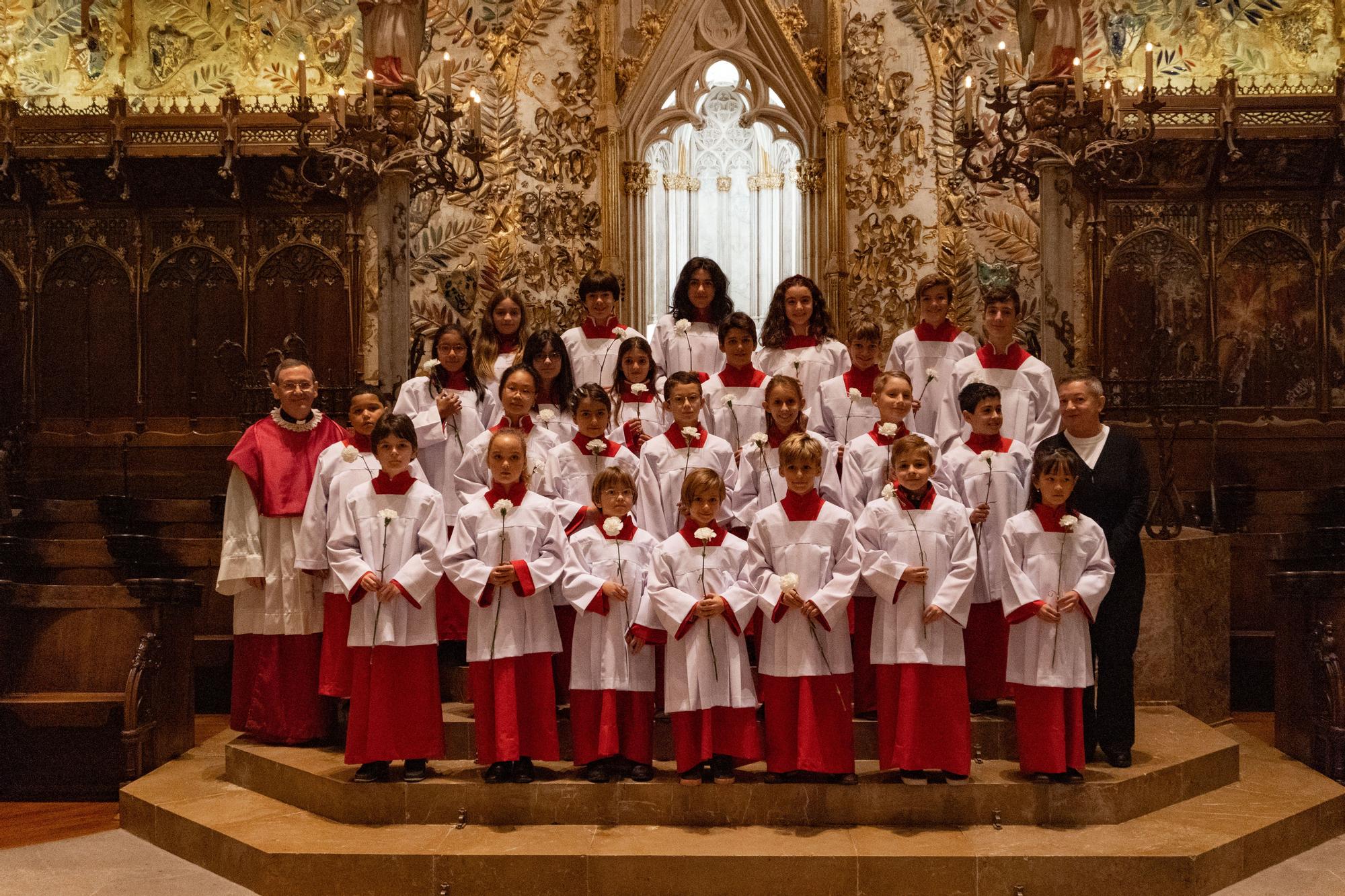 La Seu acoge la vestición de los nuevos veintidós miembros de la coral de Vermells