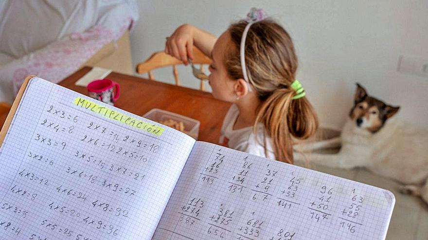 La filla d&#039;una família de Lloret de Mar que va rebre ajuda escolar a casa durant el confinament.