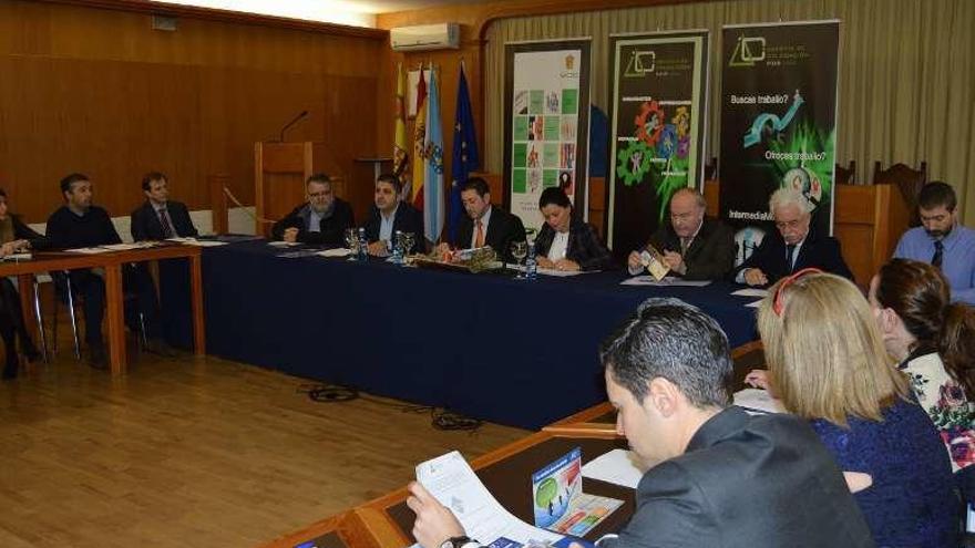 Un momento del acto de presentación, ayer, presidido por la alcaldesa de Mos, Nidia Arévalo, y el edil de empleo, Óscar Soto. // D. P.