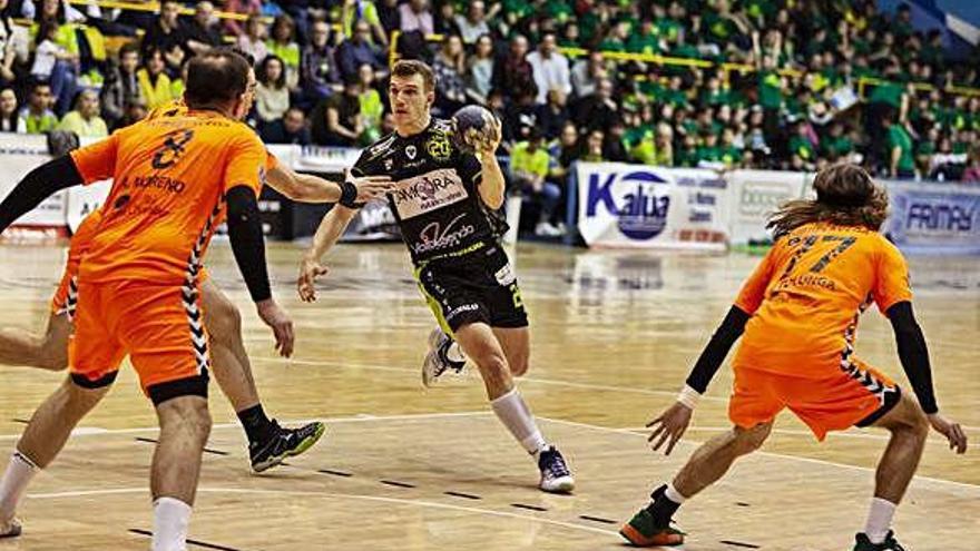 Ramiro Martínez encara la defensa del BM Torrelavega en el choque jugado en el Ángel Nieto.