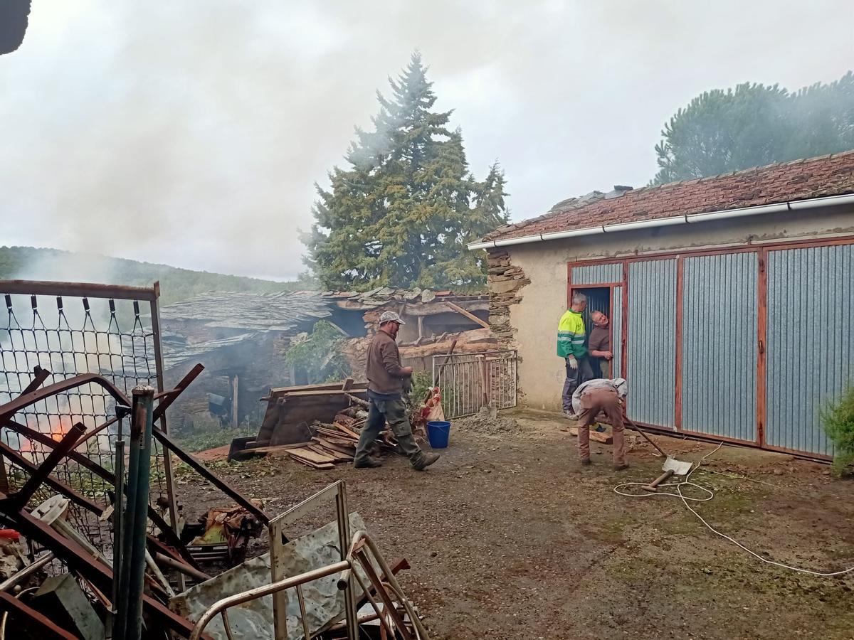 Los vecinos de Bercianos trabajan en el Concejo del Común y disfrutan de la convidada con motivo de la fiesta de San Cosme y San Damián.