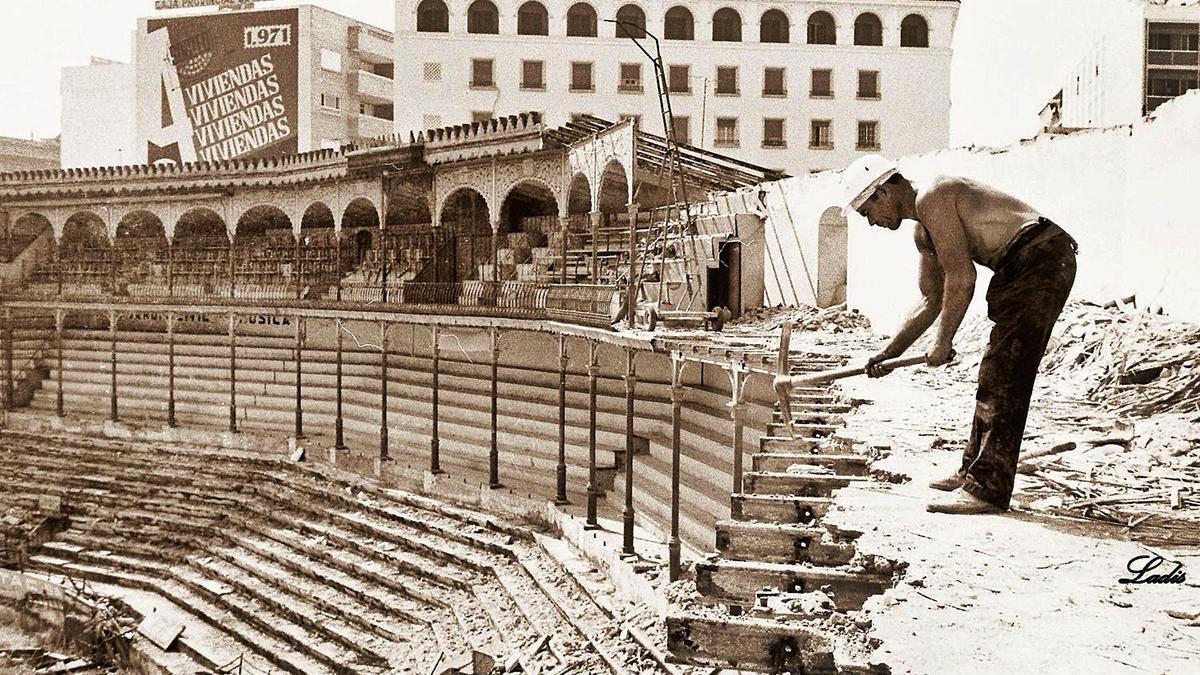 Uno de los trabajadores de la empresa que llevó a cabo el derribo de la plaza de toros de Los Tejares.