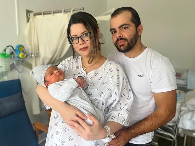 Fernanda y Wesley, padres de Rafael, primer bebé nacido en una cesarea acompañada en Ourense