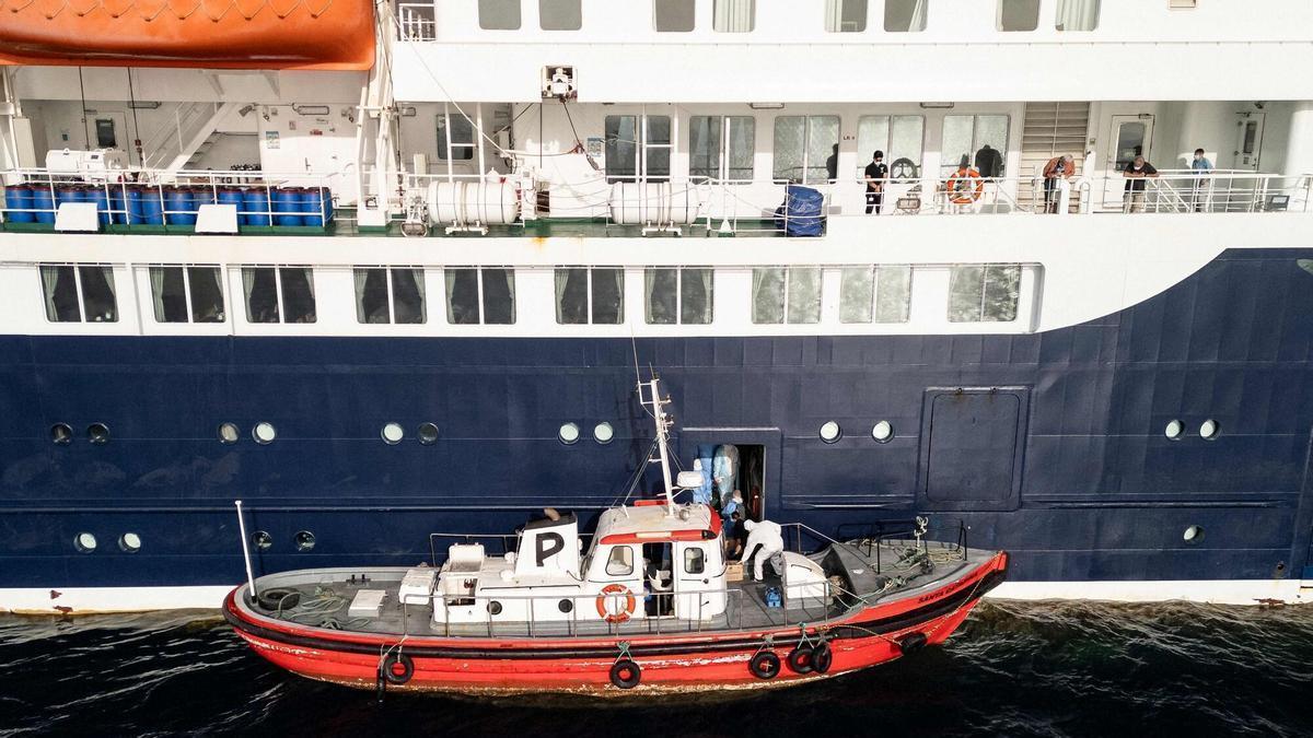 El momento en el que el capitán del crucero infectado con hantavirus comunica que ha fallecido un pasajero