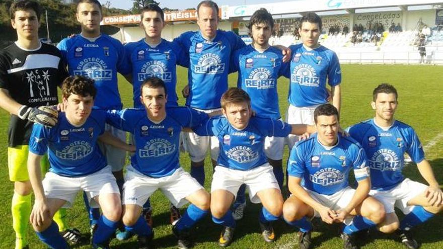 Once inicial del Tapia antes de un partido de Preferente disputado en el campo de La Xungueira la pasada temporada. | real tapia cf