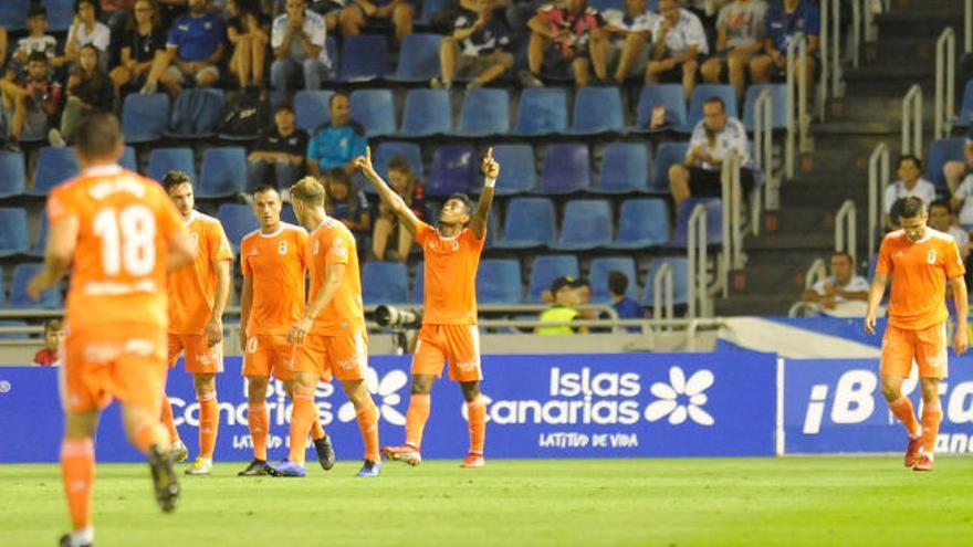 Joel Bárcenas celebra junto a sus compañeros el gol en el Heliodoro