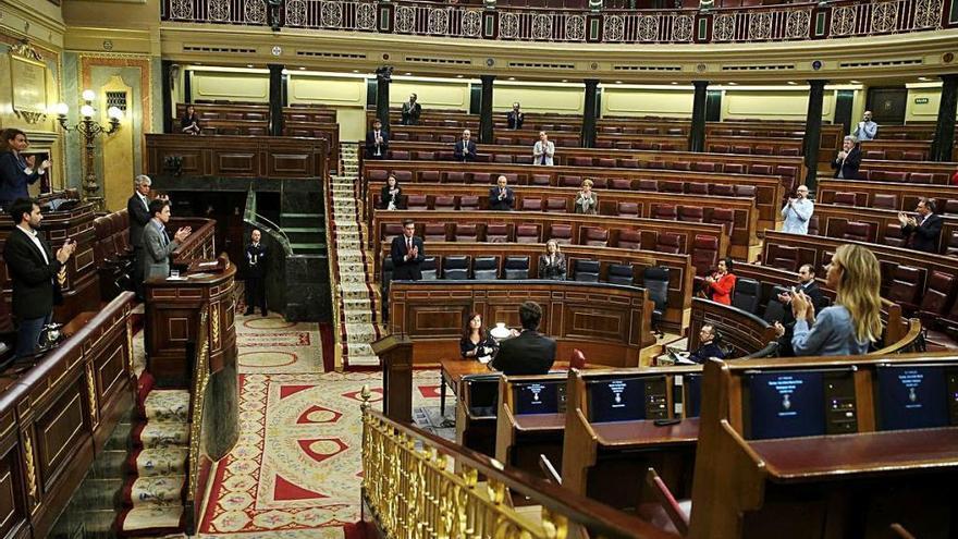 El pleno del Congreso, casi vacío, paró ayer a las 20.00 horas para unirse al aplauso a los sanitarios.