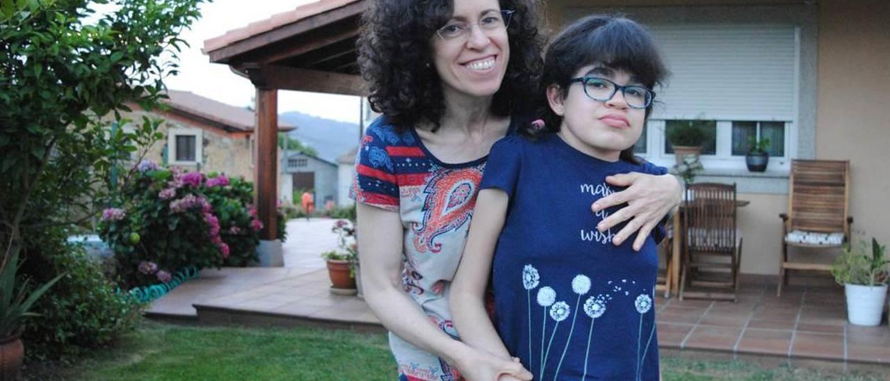 Elena y su madre, Marta, ayer por la tarde, en su casa de Valdesoto.