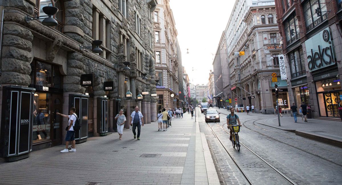 Paseantes transitan por una calle de Helsinki en 2018.