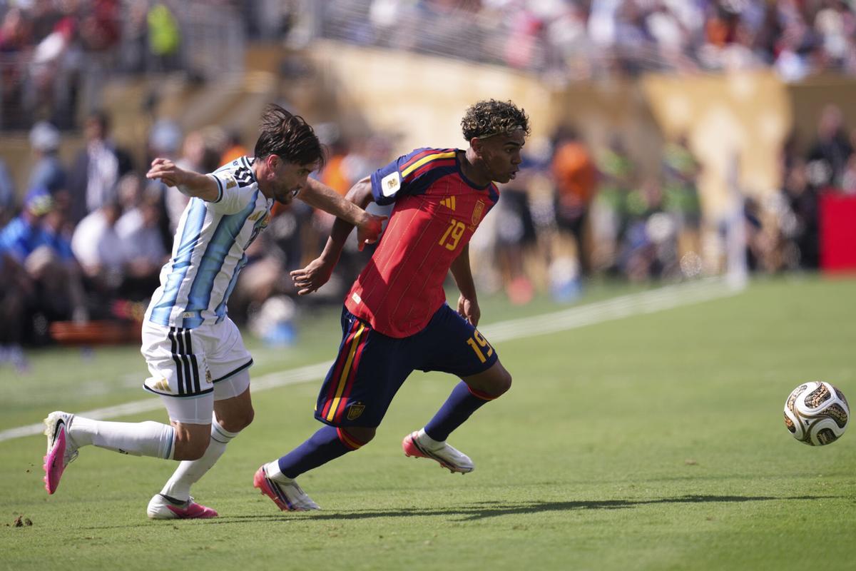 Lamine Yamal intenta marcharse de su marca por la banda derecha del ataque español. Lamine Yamal intenta marcharse de su marca por la banda derecha del ataque español.