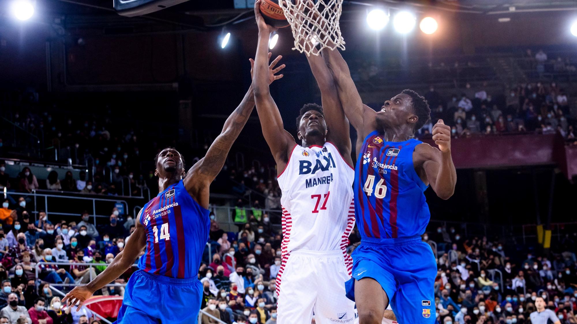 Hayes (14) y Nnaji (46) tratan de taponar a Sima.