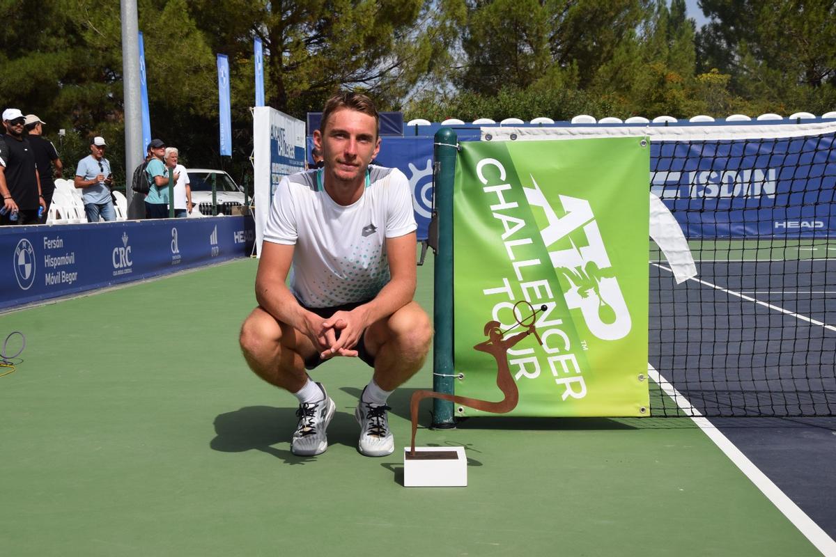 Lukas Klein posa con el trofeo de campeón del Alicante Ferrero Challenger