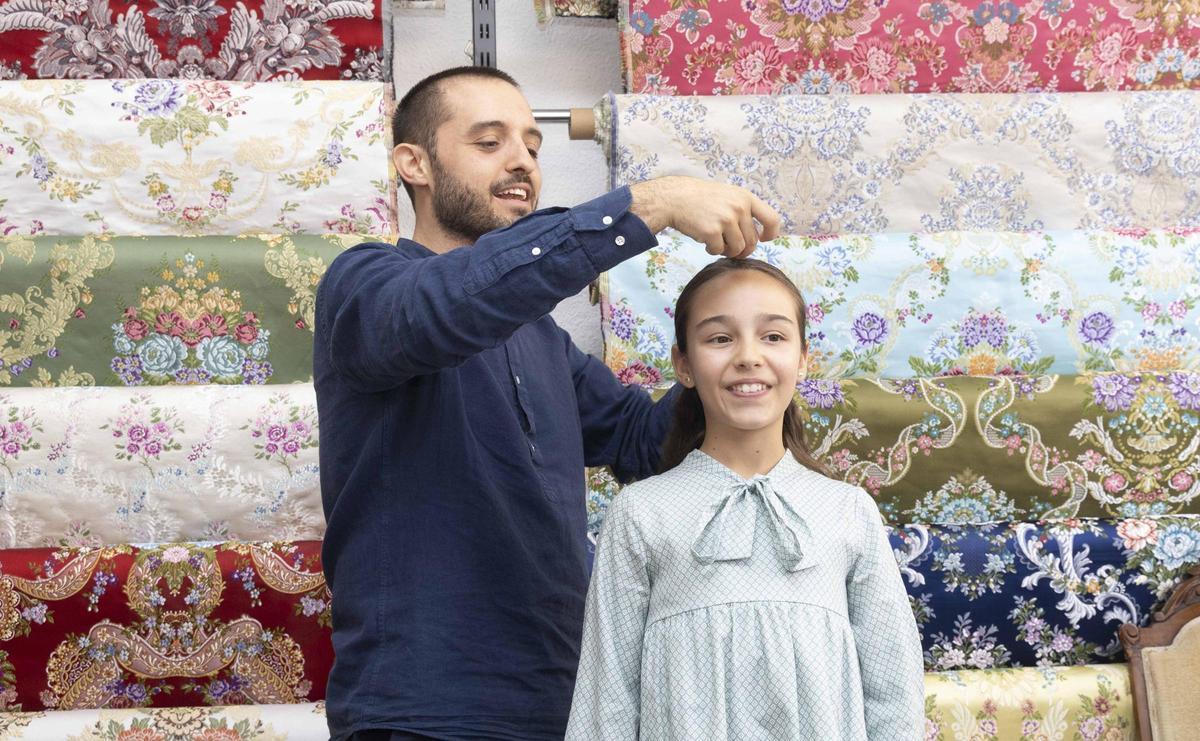 Tradición a medida: la Bellea del Foc Infantil y sus damas inician el camino hacia sus trajes oficiales