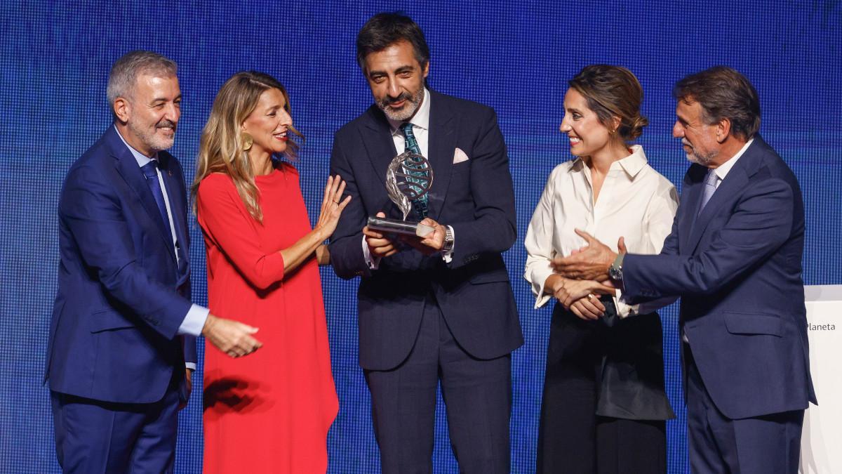 Jaume Collboni, alcalde de Barcelona, con la ministra Díaz, Del Val, Banzas y José Crehueras, presidente del Grupo Planeta.