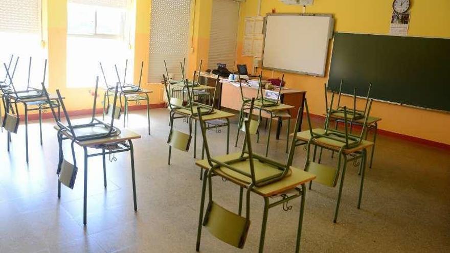 Aula vacía de Primaria en el colegio de Espiñeira, en Aldán. // G.N.