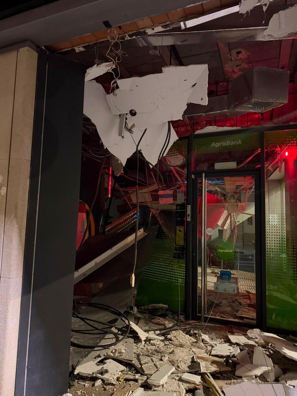 Imagen del interior del banco tras el asalto