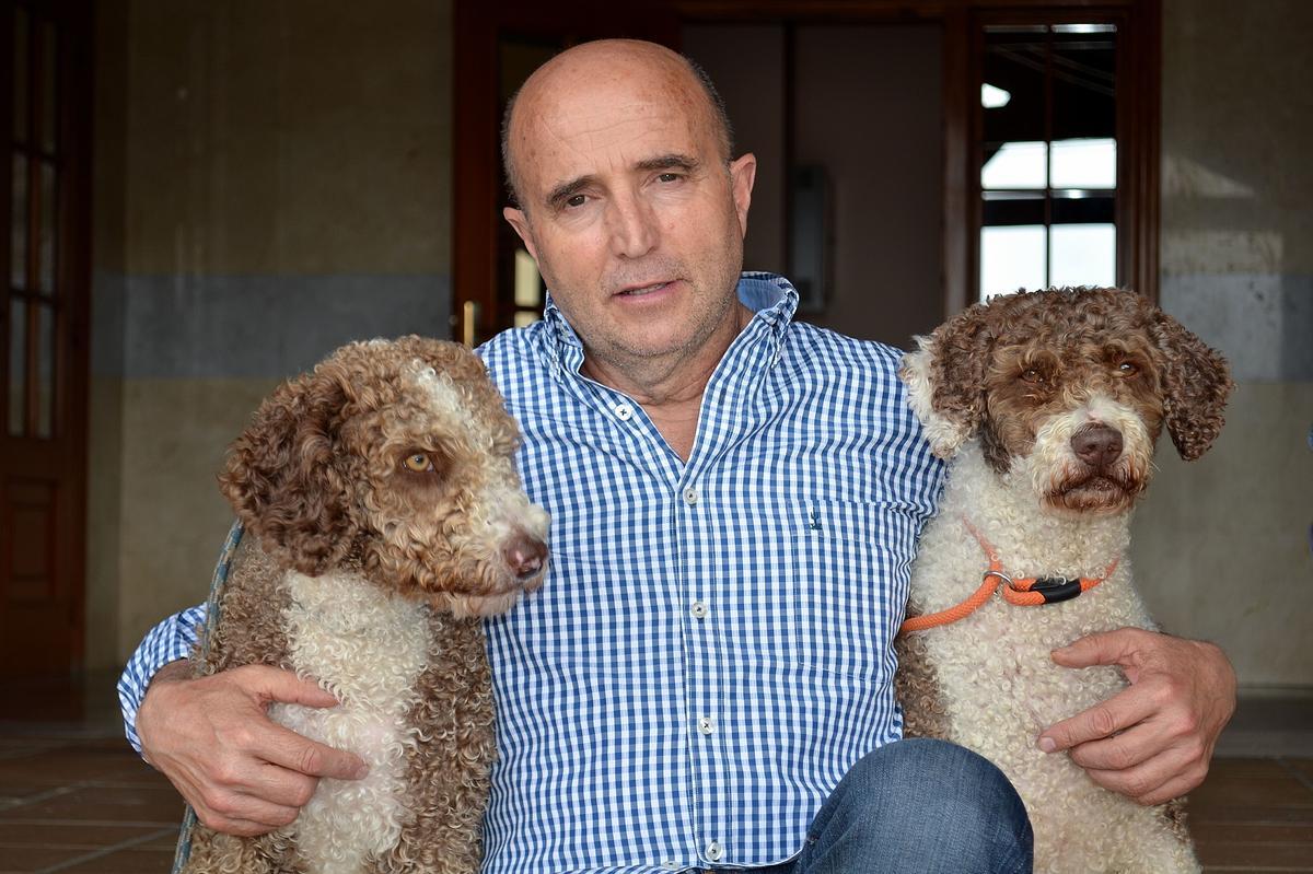 Julio Cabero poda con dos perros adiestrados para buscar hongos hipogeos