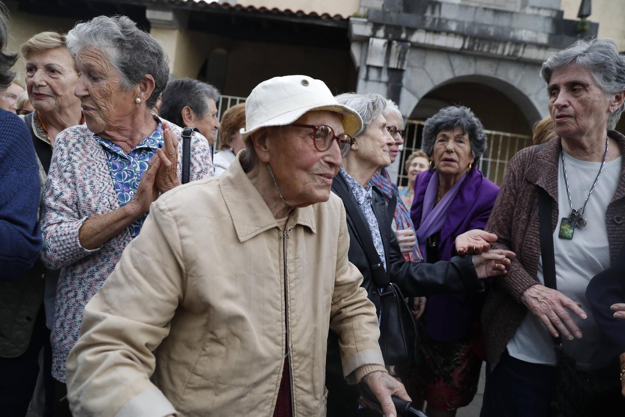 EN IMÁGENES: Así fue el exorcismo del nuevo párroco de Llaranes, Miguel Alderete