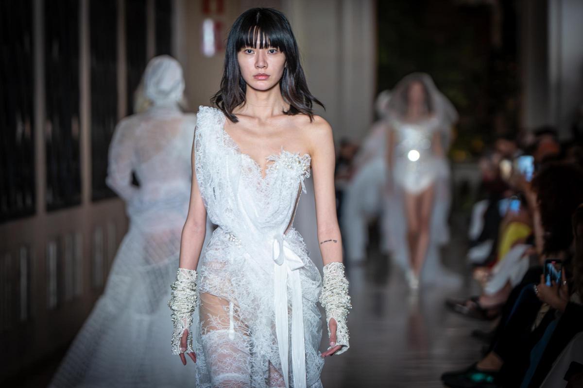 Barcelona Bridal Night: desfile nupcial de la firma Vivienne Westwood en el patio del edificio histórico de la Universitat de Barcelona