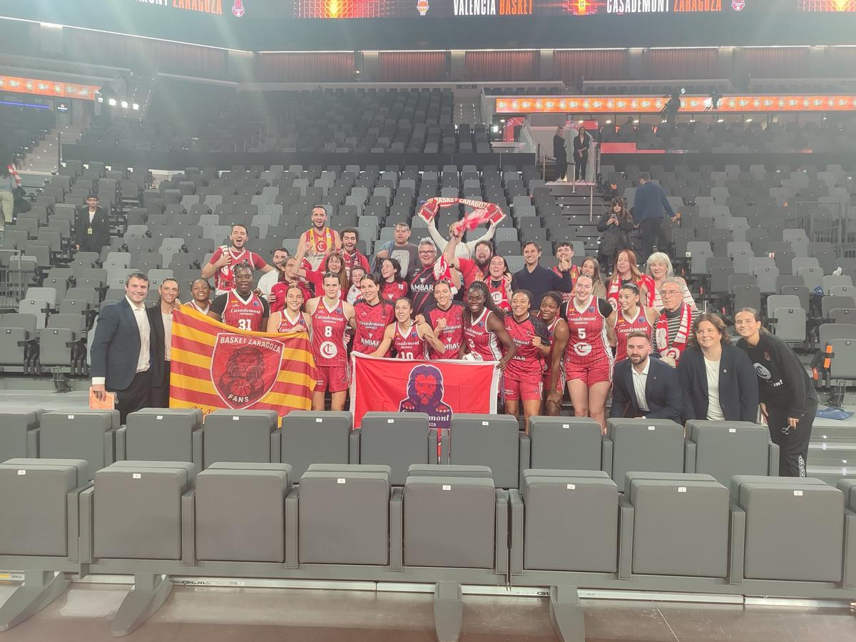 El equipo celebra con la afición el gran triunfo en Valencia