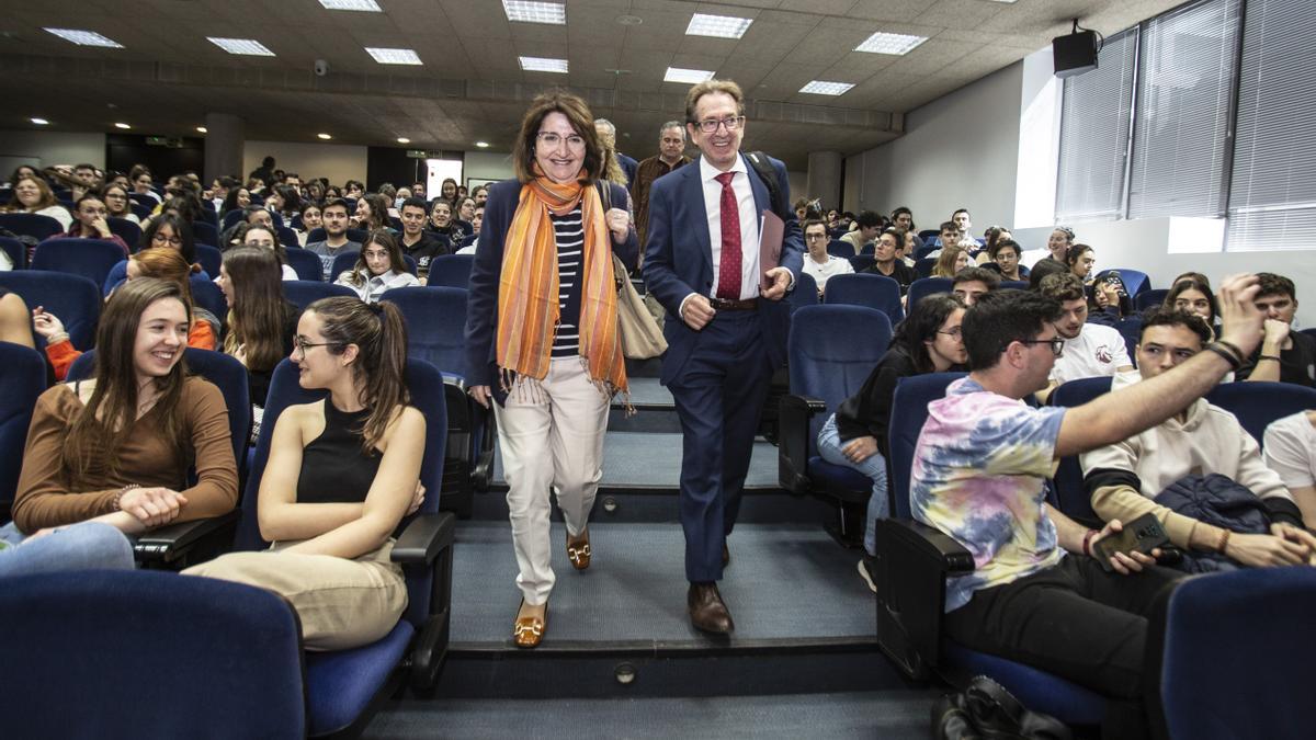 La rectora Amparo Navarro y el conseller Miguel Mínguez a su llegada al acto de Ciencias de la Salud