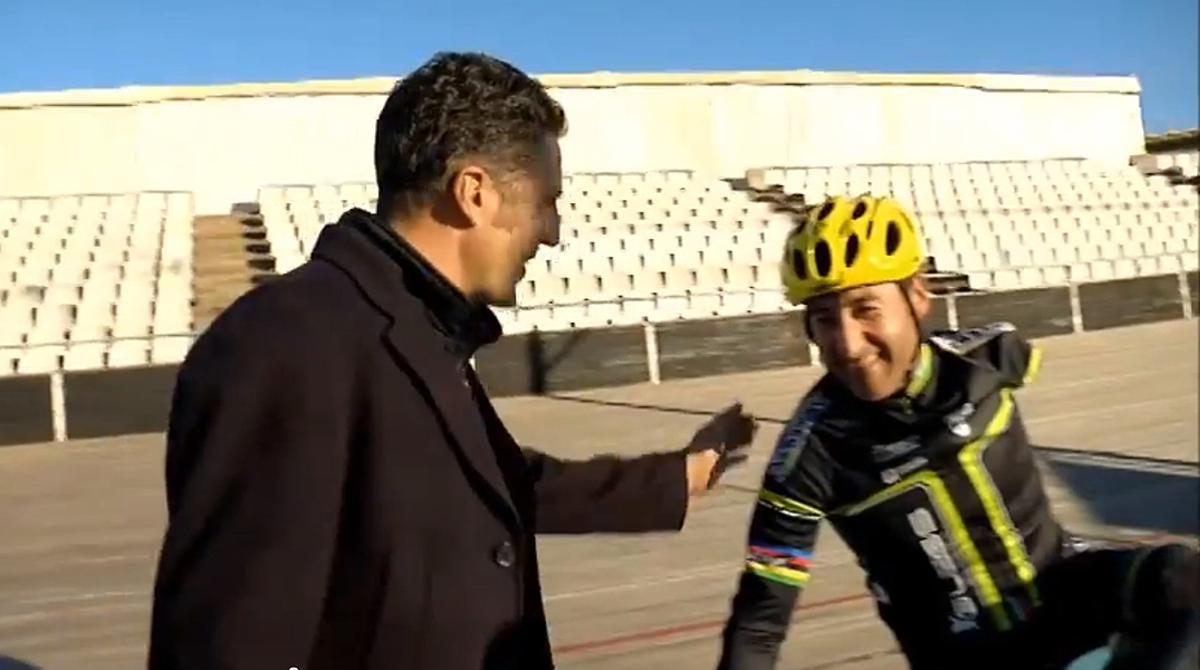 Juanjo Méndez, deportista paralímpico, explica su labor a favor en la escuela inclusiva de ciclismo.