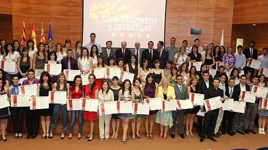 Los estudiantes recibieron ayer el certificado Universitario &quot;Cinco Estrellas&quot; en el edificio del Rectorado y el Consejo Social de la UMH.