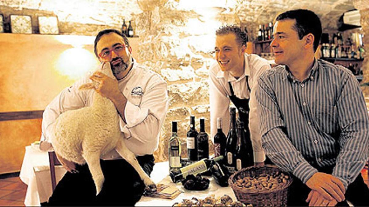 El chef Eduard Azuaza, el camarero José Correro y Jaume Castany