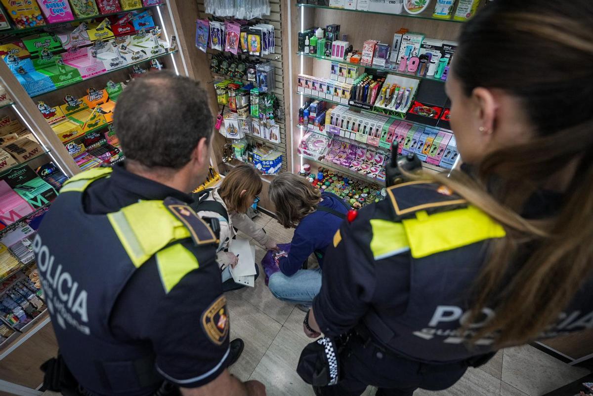 Imagen de la inspección de la Guardia Urbana buscando golosinas de cannabis