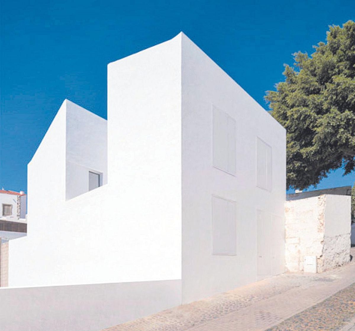 House F, de XStuido, es fruto de una reflexión sobre la idea de habitar y los escenarios domésticos que puede favorecer el proyecto de arquitectura. Una casa donde los usuarios pueden decidir participar o no de la vida pública del barrio, abriéndose o cerrándose al entorno. En su esquema funcional, la casa se organiza en torno a dos vacíos generados: un patio central donde se vuelcan la escalera y las estancias y otro en el fondo de la parcela, que libera una amplia superficie para un jardín.