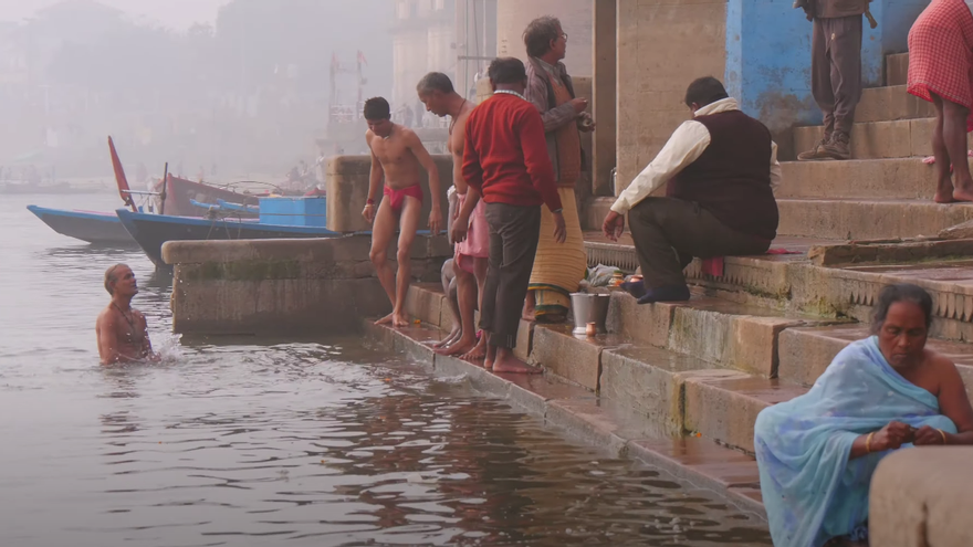 Imagen del documental, grabada en Varanasi.  | ‘EL SÍNDROME DE MARCO’