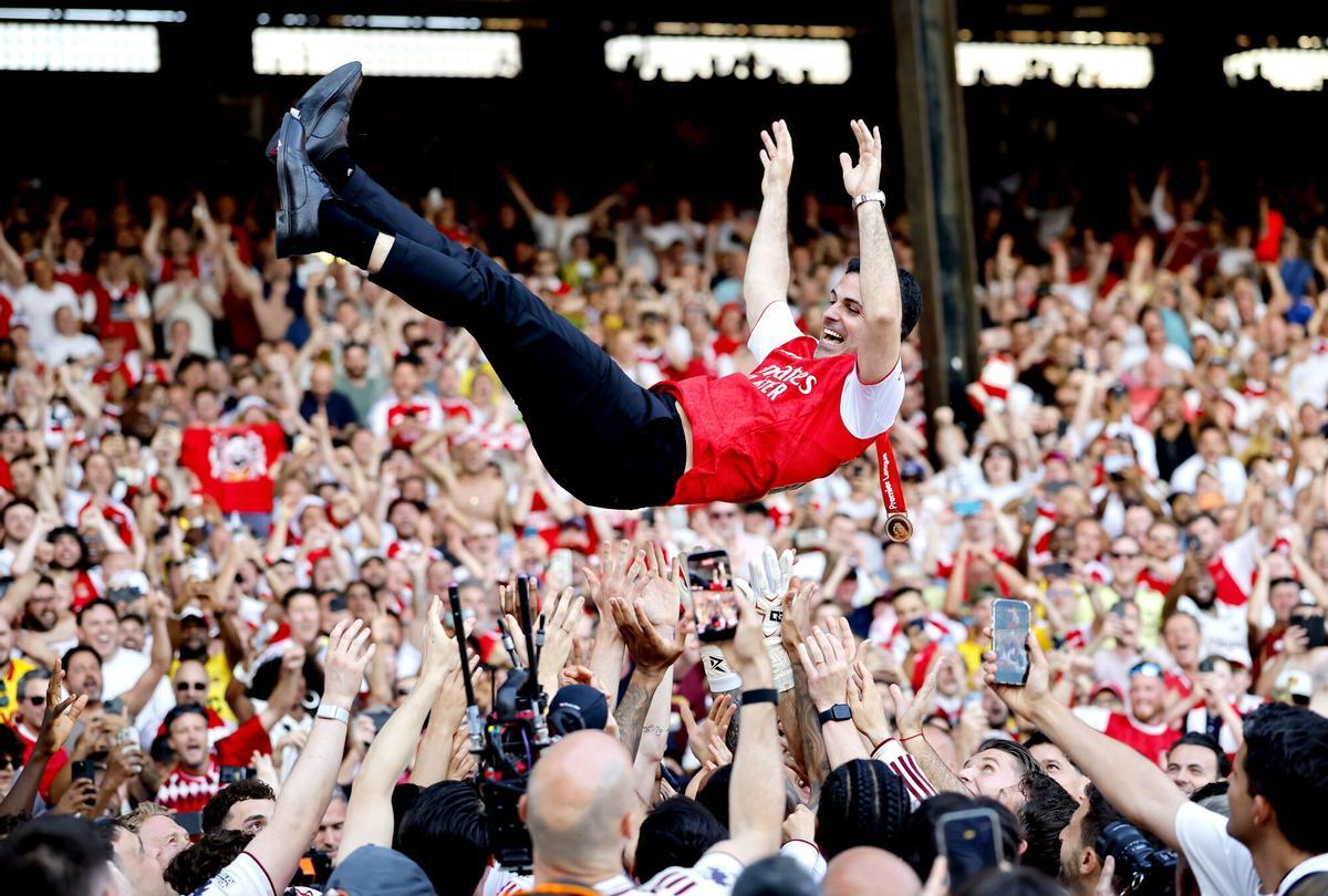 Mikel Arteta es manteado por los jugadores del Arsenal tras conquistar la pasada Premier League.