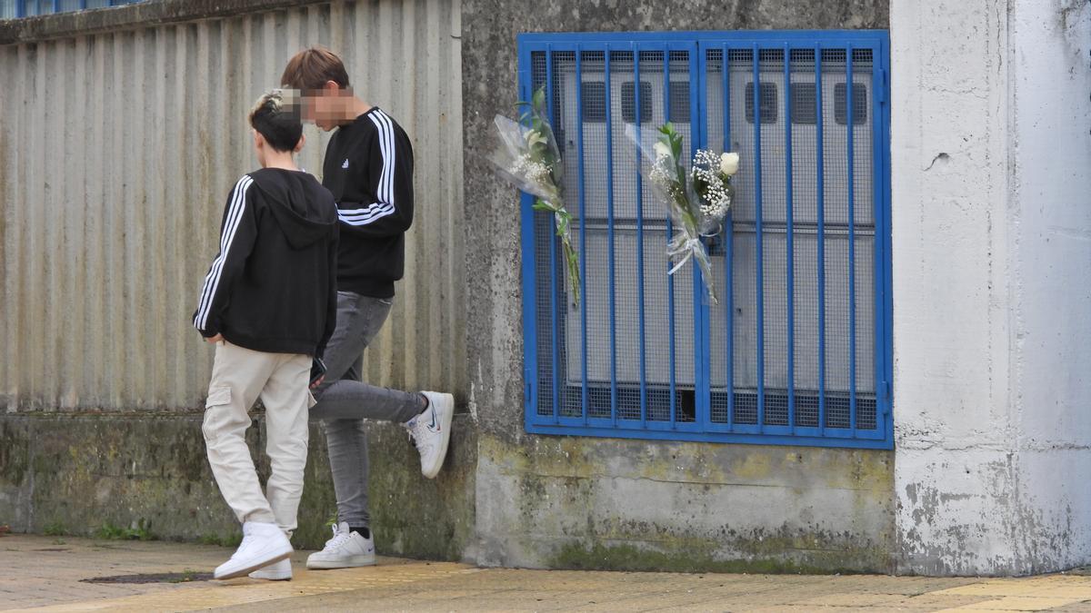 Alumnado frente al IES Julio Prieto Nespereira.