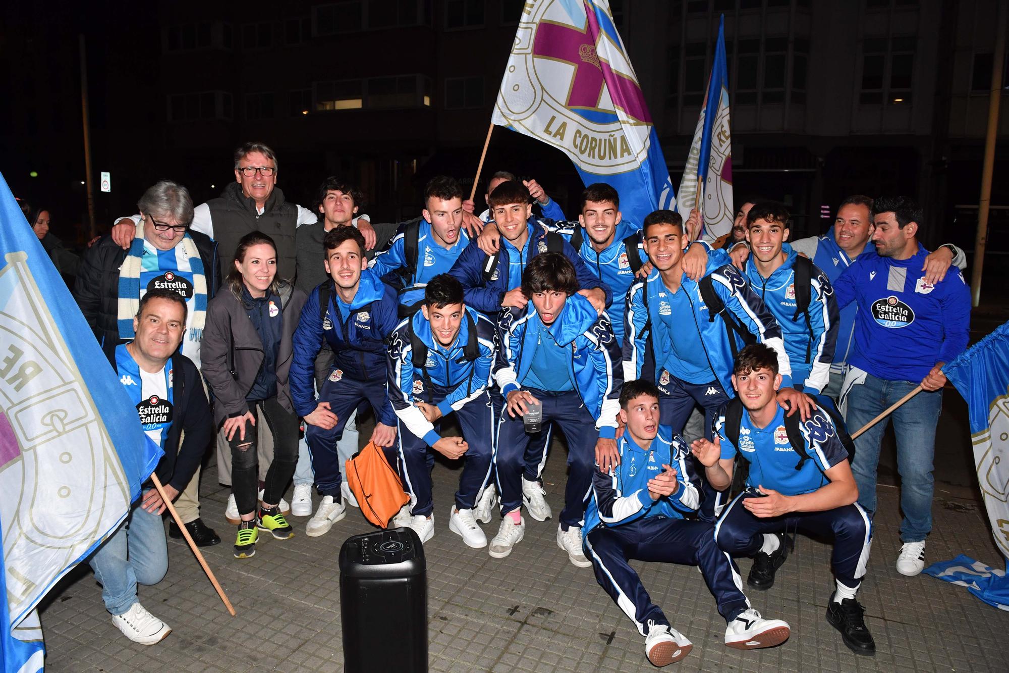 El Fabril celebra el ascenso a su llegada a Riazor