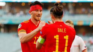 Moore y Bale celebran el gol del primero, que le valió a Gales el empate ante Suiza.