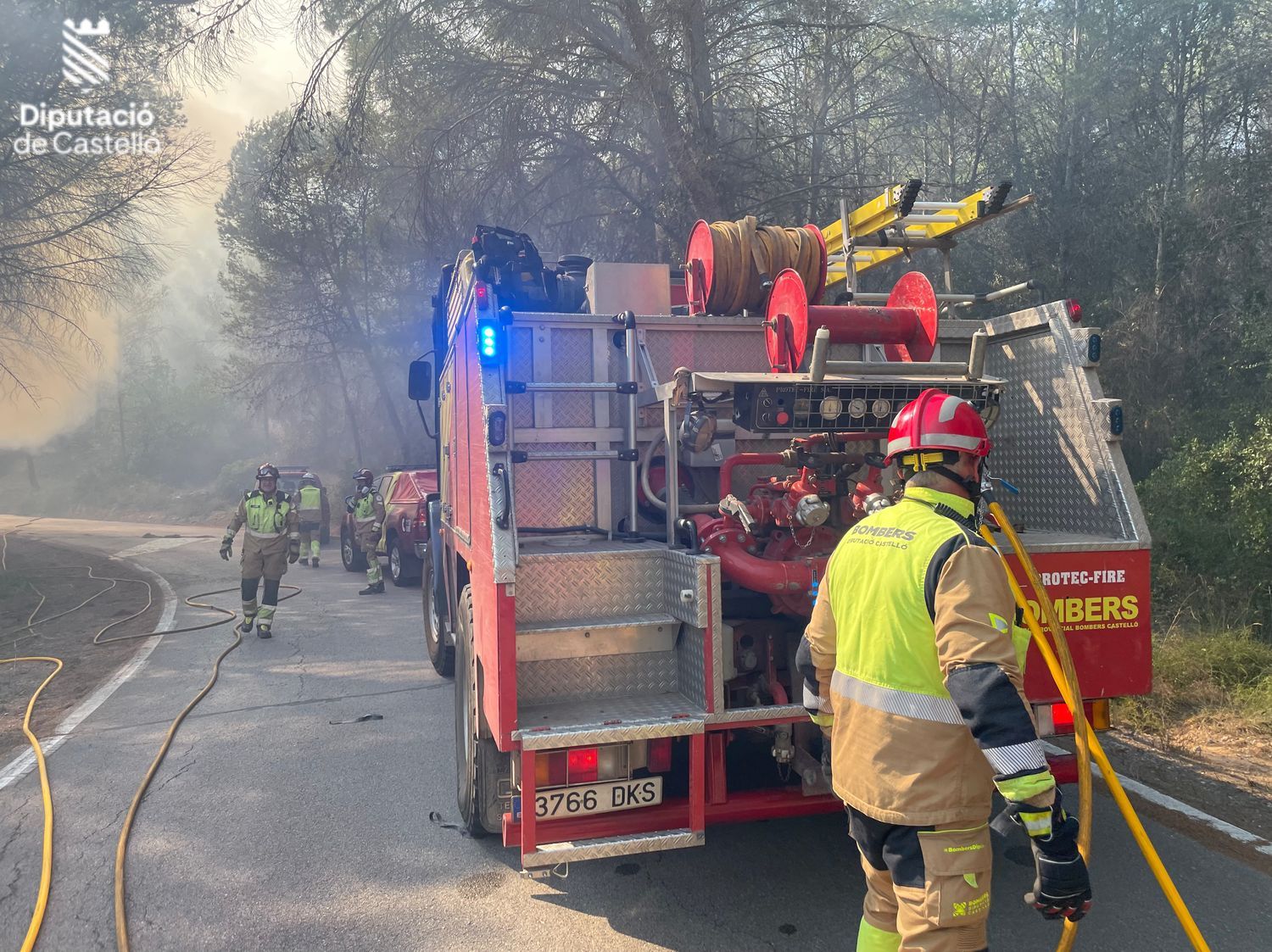 Lucha contra el incendio en el pantano de Sitjar, en Onda