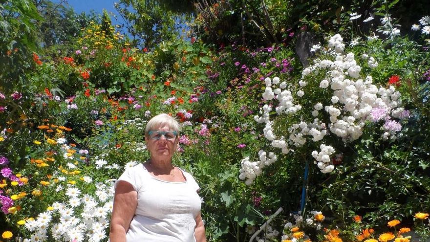 Dulce Fernández, en su jardín de Candás.