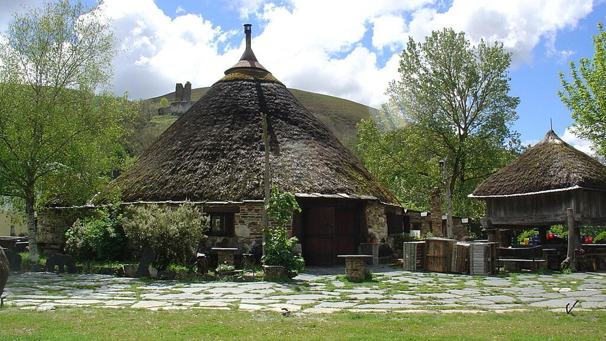 El pueblo más sorprendente de León: hogar de pallozas y en un paisaje único