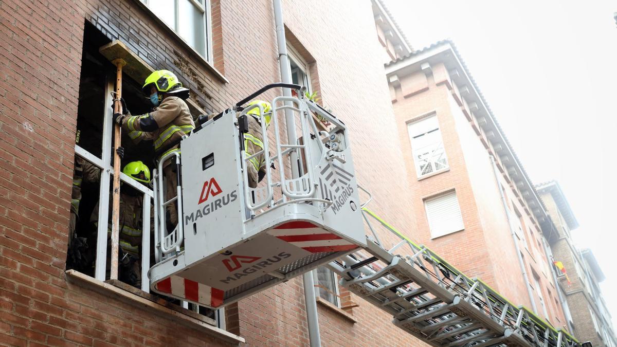 Bomberos interviniendo en un incendio de piso con autoescala, en una imagen de archivo.