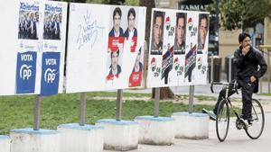 Vista de diferentes carteles electorales para las elecciones vascas en San Sebastián.