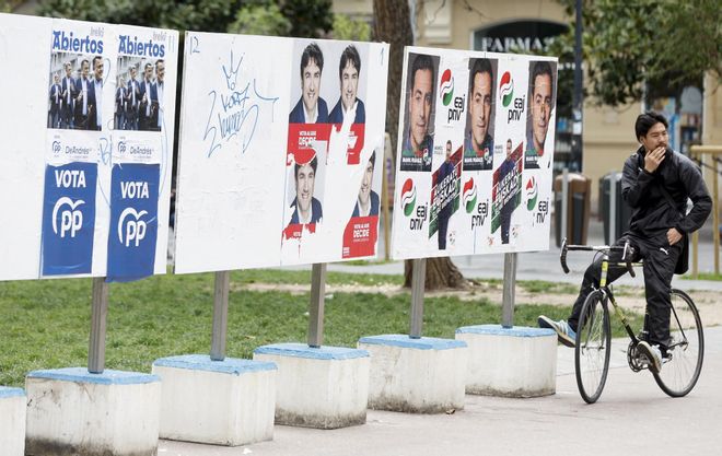 Vista de diferentes carteles electorales para las elecciones vascas en San Sebastián.